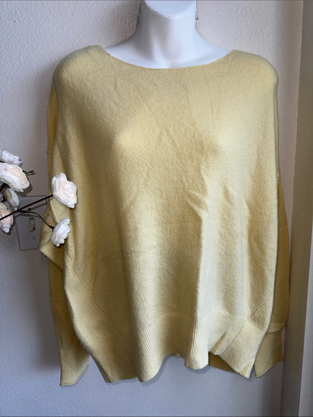 Anthropologie SOFT Yellow Sweater 💛🐥